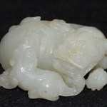 Antike Jade Schnitzerei Foo Dog mit Jungem